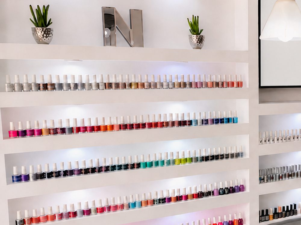 Repisas con esmaltes de muchos colores