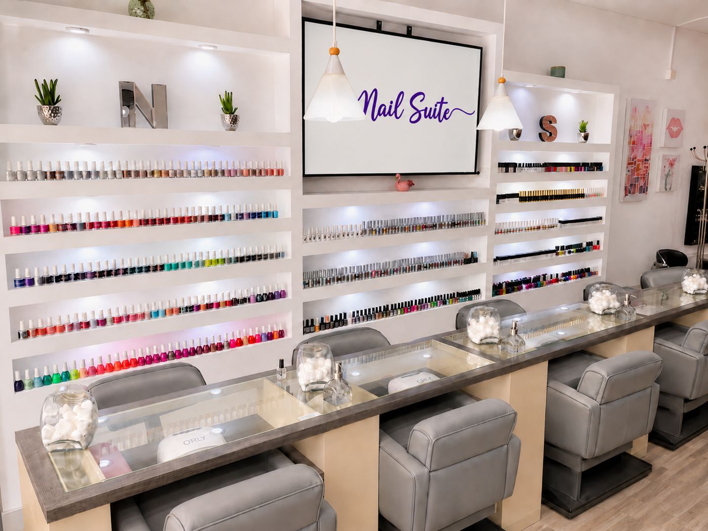 Pared de esmaltes y mesas de manicure de Nail Suite
